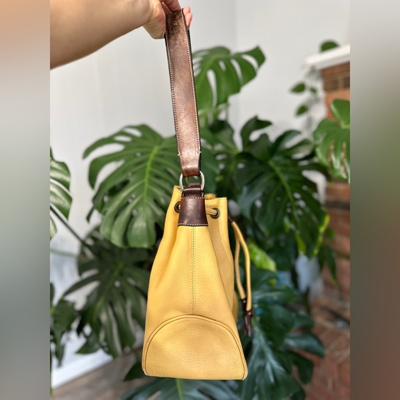 🛍️Vintage Dooney & Bourke yellow/brown leather bucket shoulder Bag. (14X12X6) - Picture 6 of 16